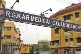 کلکتہ زیادتی کیس :مقتولہ ڈاکٹر کے والد نے اسپتال میں آنکھوں دیکھا قیامت خیز منظر بیان کردیا