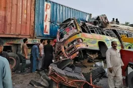 مسافر بس اور ٹریلر میں تصادم، 8 افراد جاں بحق
