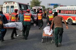 گجرات میں کوسٹر اور مسافر وین میں حادثہ 2 جاں بحق 4 شدید زخمی