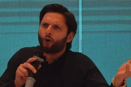 شاہد آفریدی نے بنگلہ دیش کے خلاف 4 فاسٹ باؤلرز کھلانے کے فیصلے پر سوالات اٹھا دیے