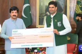 گورنر پنجاب کا ارشد ندیم کو 20 لاکھ روپے کا تحفہ