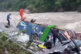 بھارت سے نیپال جانے والی بس دریا میں جاگری، 14 مسافر ہلاک