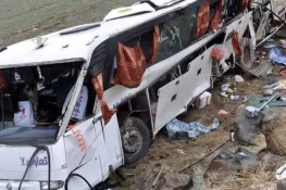 پاکستانی زائرین کی ایک اور بس حادثے سے دوچار، 3 افراد جاں بحق