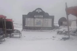 بابو سر ٹاپ پر سیزن کی پہلی برفباری شروع