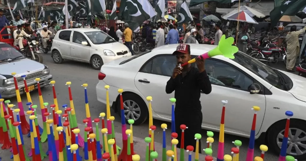 باجوں پر پابندی کے باوجود بھی دن بھر منچلے باجے بجاتے رہے