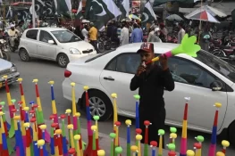 باجوں پر پابندی کے باوجود بھی دن بھر منچلے باجے بجاتے رہے