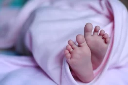 مجبور ماں نومولود بچی بھلیسر کے کھیتوں میں چھوڑ گئی