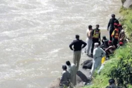 اپرکوہستان : چیئرلفٹ کی رسی ٹوٹنے سے 3 افراد دریا میں گرگئے