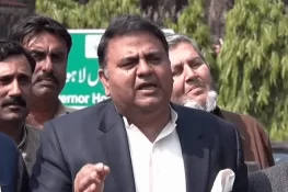 سابق وفاقی وزیر فواد چودھری توہین الیکشن کمیشن کے مقدمہ میں بری