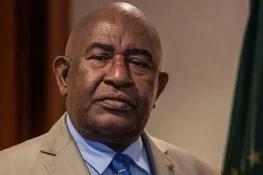 افریقی ملک کوموروس کے صدر چاقو کے حملے میں زخمی