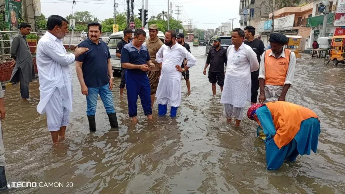گجرات میں بارش کے بعد کئی علاقوں میں پانی جمع، انتظامیہ نکاسی کے لیے متحرک