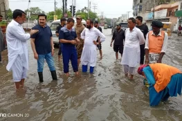 گجرات میں بارش کے بعد کئی علاقوں میں پانی جمع، انتظامیہ نکاسی کے لیے متحرک