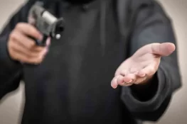 بینک سے رقم نکلوا کر گھر جاتی خاتون کو ڈاکوؤں نے لوٹ لیا