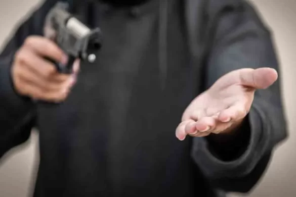 بینک سے رقم نکلوا کر گھر جاتی خاتون کو ڈاکوؤں نے لوٹ لیا