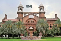 سڑکوں پر کوڑا کرکٹ پھینکنے والوں کو بھاری جرمانے کئے جائیں: لاہور ہائیکورٹ کا حکم