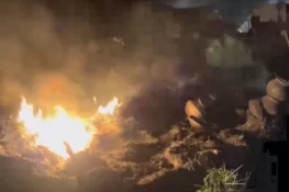 زمینی جھگڑے پر نچلی ذات والوں کے درجنوں گھروں نذر آتش