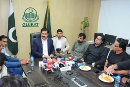 ڈپٹی کمشنر گجرات کی ڈی سی کمپلیکس میں میڈیا نمائندگان سے گفتگو