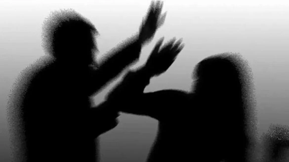 domestic-abuse بیوی کی نازیبا تصاویر شیئر کرنے پر ملزم شوہر کو 9 سال قید کی سزا