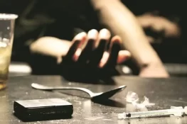 گجرات، نشے کے عادی نوجوان نے پولیس چوکی کے سامنے اپنے ہی گلے پر چھری چلا دی