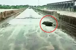 ٹوٹے ہوئے پل سے 3 افراد گر کر جاں بحق