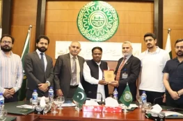 ایئر کموڈور انجینئر سردار احمد ستارہ امتیاز کا ساتھیوں کے ہمراہ گجرات چیمبر آف کامرس کا دورہ