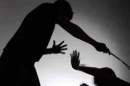 پولیس ملازم نے ڈنڈا مار کر بچے کا سر پھاڑ دیا