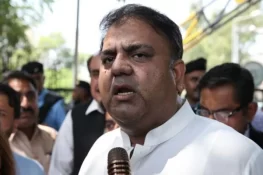 مولانا اس وقت آئین کے تحفظ کی جنگ لڑ رہے ہیں، فواد چوہدری