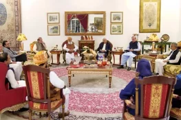 آئینی ترامیم کا معاملہ، مولانا فضل الرحمان ایک بار پھر مرکز نگاہ