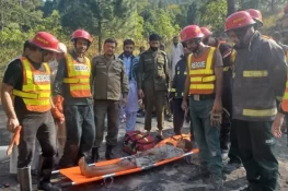 چٹان کے سوراخ میں پھنسے بچے کو نکال لیا گیا