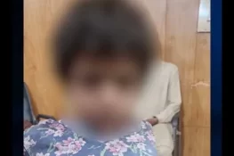 گجرات میں 5سالہ بچی کو چچا نے کوڑے میں پھینک دیا