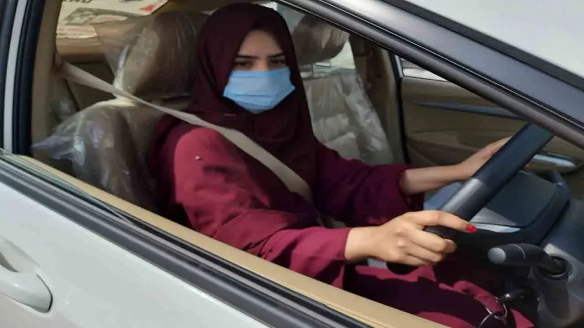 لاہور کے مختلف مقامات پر خواتین کیلئے 10 ڈرائیونگ سکولز قائم