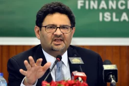 ثاقب نثار اور فائز عیسیٰ دونوں نے حد سے تجاوز کیا، مفتاح اسماعیل