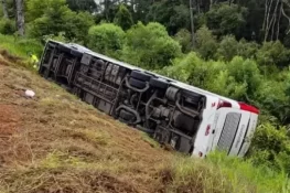 نورانی کے قریب زائرین کی بس الٹ گئی، 2 افراد جاں بحق