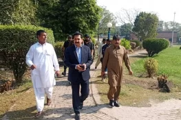 ڈپٹی کمشنر گجرات کا چلڈرن پاک اور نواز شریف پارک کا دورہ