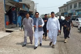 ڈپٹی کمشنر صفدر حسین ورک کا دورہ گجرات، روڈ بحالی منصوبوں کا جائزہ لیا