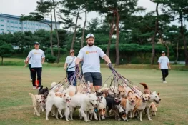 38 کتے رکھنے والے شخص نے منفرد عالمی ریکارڈ اپنے نام کرلیا