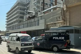 شارع فیصل پر چلتی گاڑی سے فائرنگ، دو سیکیورٹی گارڈ زخمی