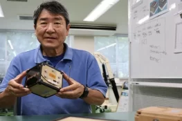 دنیا کا پہلا لکڑی سے بنا سیٹلائیٹ خلا میں بھیج دیا گیا‎