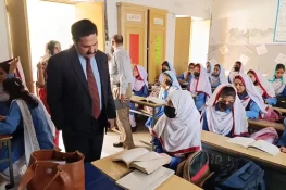 ڈی سی گجرات کا گورنمنٹ ہائر سیکنڈری سکول غریب پورہ کا دورہ