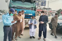 اسسٹنٹ کمشنر گجرات کا دھواں چھوڑنے والی گاڑیوں کیخلاف کریک ڈاؤن