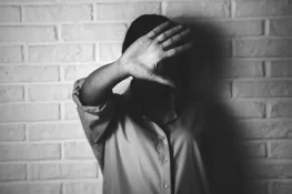 فون ٹھیک کروانے آئی لڑکی کیساتھ دوکاندار کی مبینہ زیادتی