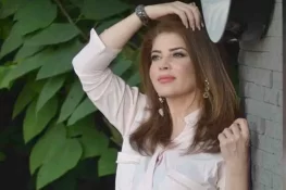 مشی خان سیلفی کے جنون میں صوفے سے گر پڑیں