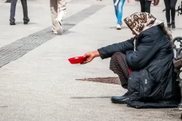 اجنبی خواتین کا رات کو شہریوں سے پیسے مانگنا معمول بن چکا، پولیس نوٹس لے