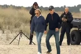 صدر جوبائیڈن کی ساحل سمندر پر لڑکھڑا کر چلنے کی ویڈیو وائرل