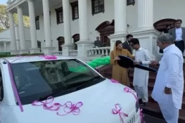 وزیراعلیٰ مریم نواز نے اسپیشل پرسن کو نئی گاڑی تحفے میں دیدی
