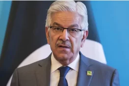 جو آرمی چیف انہیں اقتدار میں رکھے وہ پی ٹی آئی کا باپ ہوتا، خواجہ آصف