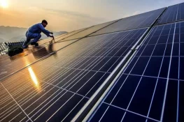 ملک میں سولر پینلز اور بیٹریوں کی قیمتوں میں ریکارڈ کمی