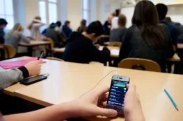 سرکاری اسکولوں میں موبائل فون کے استعمال پر پابندی عائد