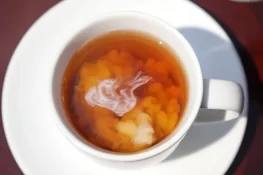 چائے میں دودھ ڈالنے کی دلچسپ وجہ جانتے ہیں؟