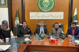 قازقستان کے پاکستان میں سفیر یرزن کستافن کی گجرات چیمبر آف کامرس آمد